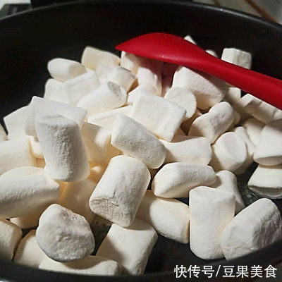 教你一招,做出的周末打卡网红雪花酥越吃越香