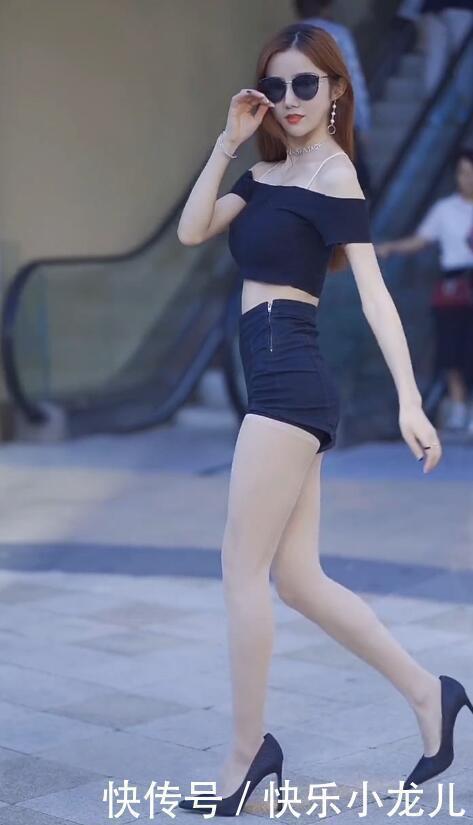 小姐姐|20多岁的女生要自信,穿一字肩配短裤减龄,尽显青春活力范