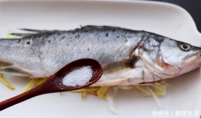鱼不论怎么蒸都发腥牢记这2点,不腥肉嫩还很鲜