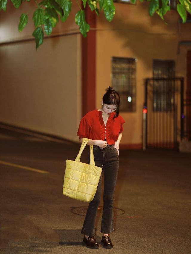 上身 秋冬季节想要穿出氛围感,红色毛衣搭配牛仔裤,高级又显气质