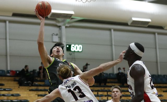 澳洲|3戰(zhàn)2場5犯被罰下！周琦攻守兼?zhèn)淙杂熊浝?他還沒適應(yīng)澳洲的哨子