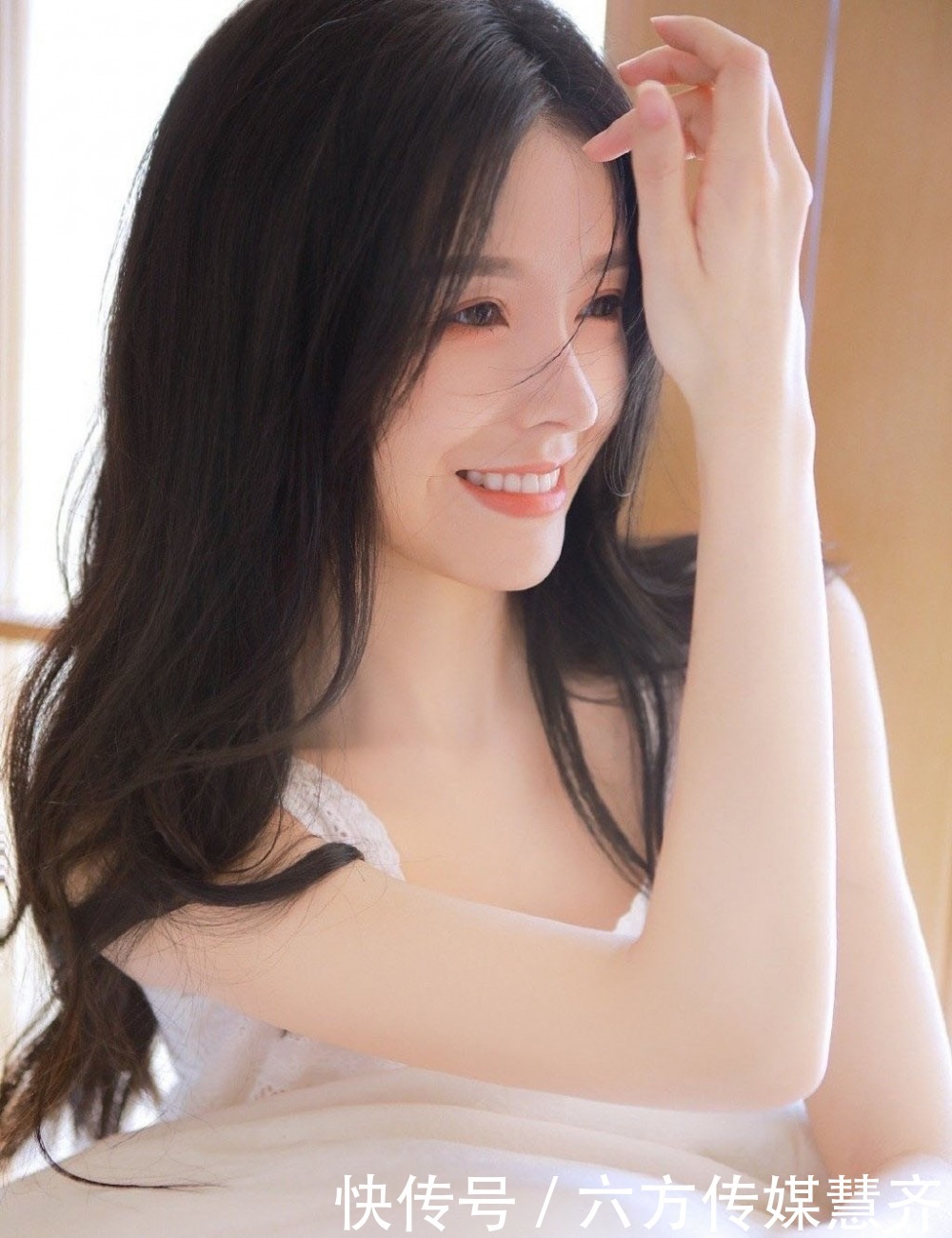 清新白净的长发美女