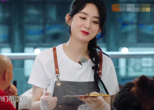 赵丽颖在点菜,被身边客人小声议论,导演组不剪掉还放大了声音