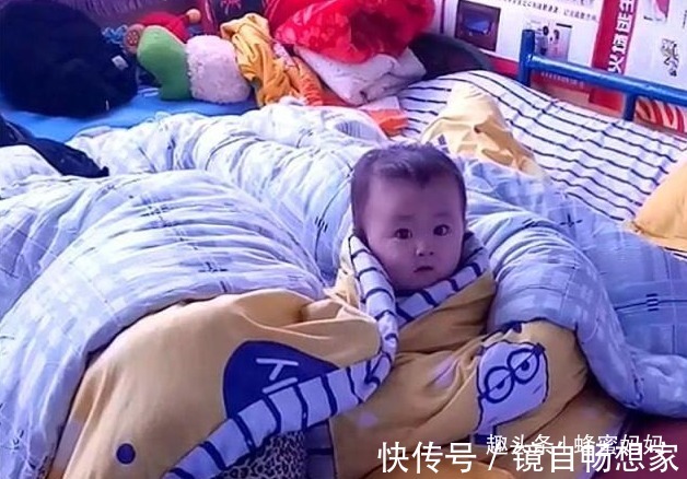 宝妈|妈妈边上睡觉,“萌娃”自己看电视,最后这小表情“亮”了