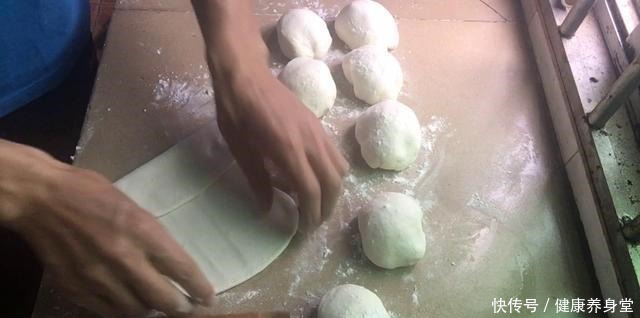 想吃椒盐油酥烧饼的不用买了,完整的做法,外酥里软,非常好吃!