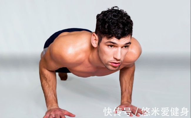胸肌|俯卧撑的锻炼方法，5个动作增加胸肌围度，提升上肢肌肉力量