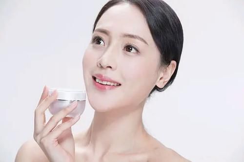 女性在睡觉前，坚持做好这几个保养动作，你的皮肤自然会白皙嫩滑