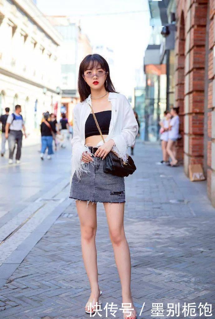 美女脚上一双红色的尖头高跟鞋,让黑色的搭配也显得格外的靓丽