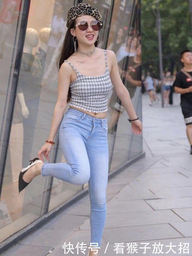 小姐姐露脐装搭配修身牛仔裤,青春靓丽,时尚感满分