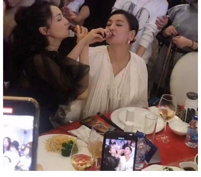 大場面|陶虹張庭林瑞陽年會變大型愛國現場，全員手舉國旗：我愛我的祖國！