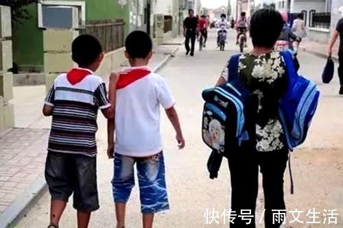 书包|“家长替孩子背书包”是溺爱，却被家长回怼：几十斤你来背背看
