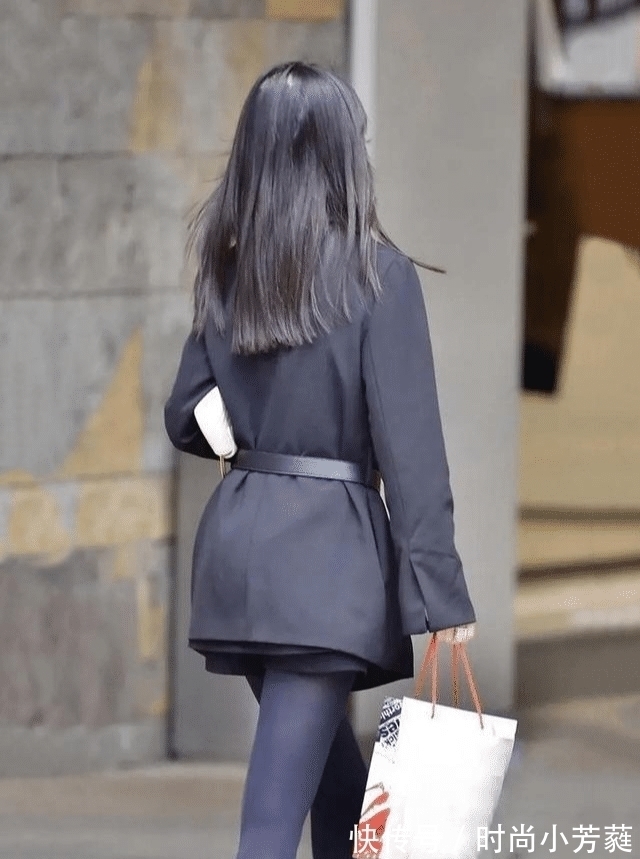 西装革履 简约职场穿搭,西装革履+黑裤袜打底,轻松搭起时尚风范