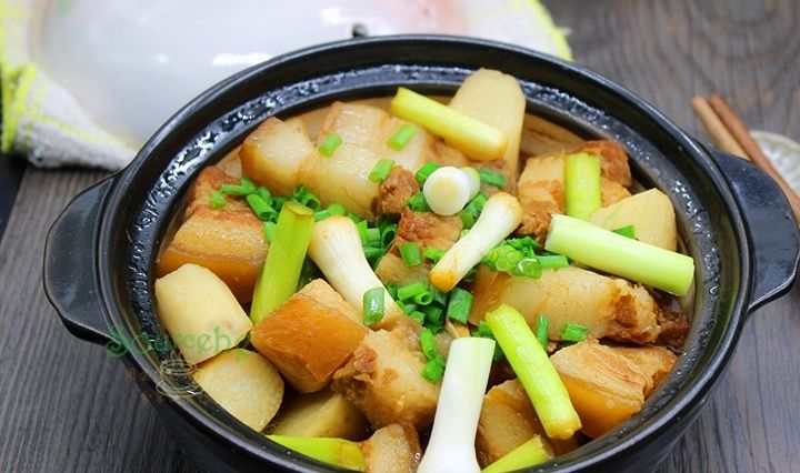 天气冷就喜欢吃炖菜，热乎乎的一锅端上桌，连汤汁拌饭都特别香
