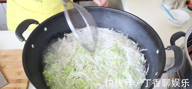 美味|饺子别再煮着吃，教你这样做，外皮金黄酥脆，馅料滑嫩流汁，美味