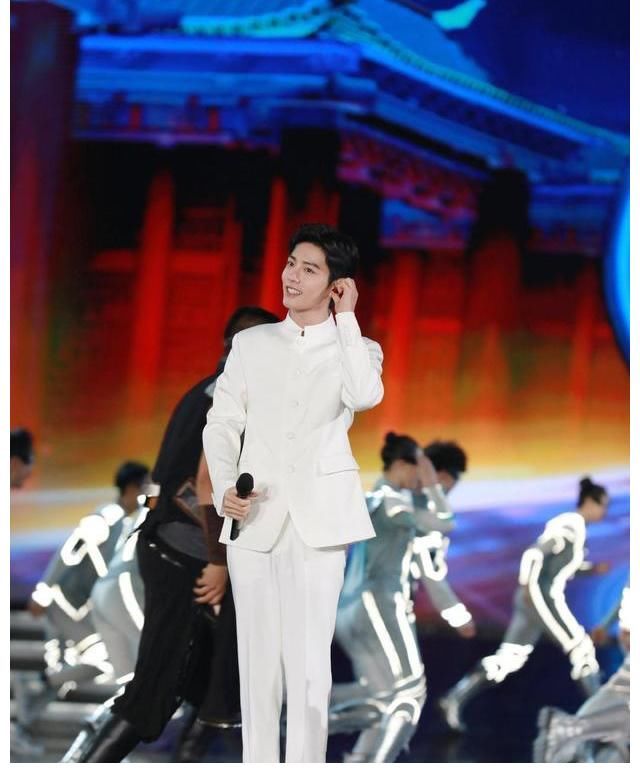 肖战“波司登”成绩得到报道,主持人称肖战功不可没,是好代言人