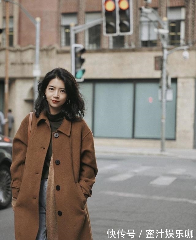 直筒裤 “神仙母女”真是叠穿高手，羊羔毛外套+衬衫+打底衫造型，美炸了