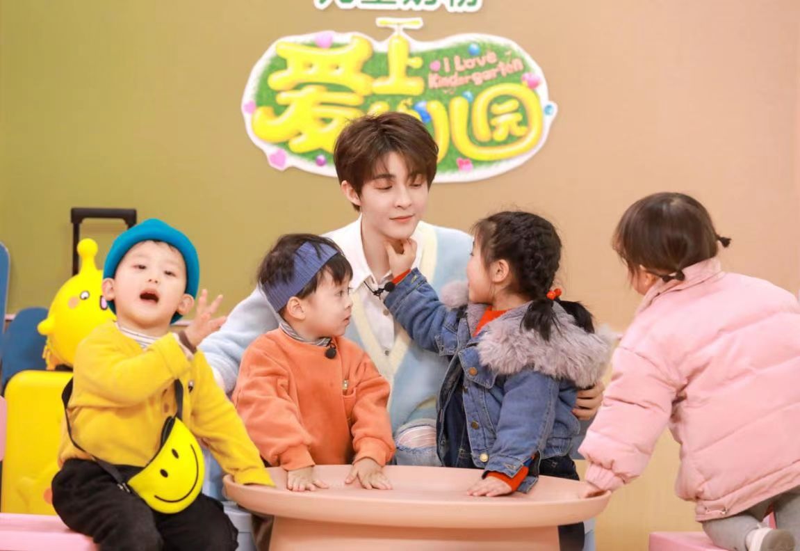 《爱上幼儿园6》竟然来了三位男老师!看袁成杰烧饼管栎如何“搞定萌娃”?