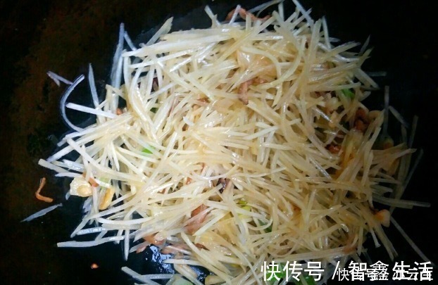 炒土豆丝,放醋时机很重要,学会2技巧,出锅鲜亮脆爽,酸辣入味