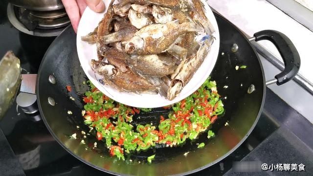 吃了30年小河鱼,还是这种做法最好吃,又香又酥,连骨头都能吃