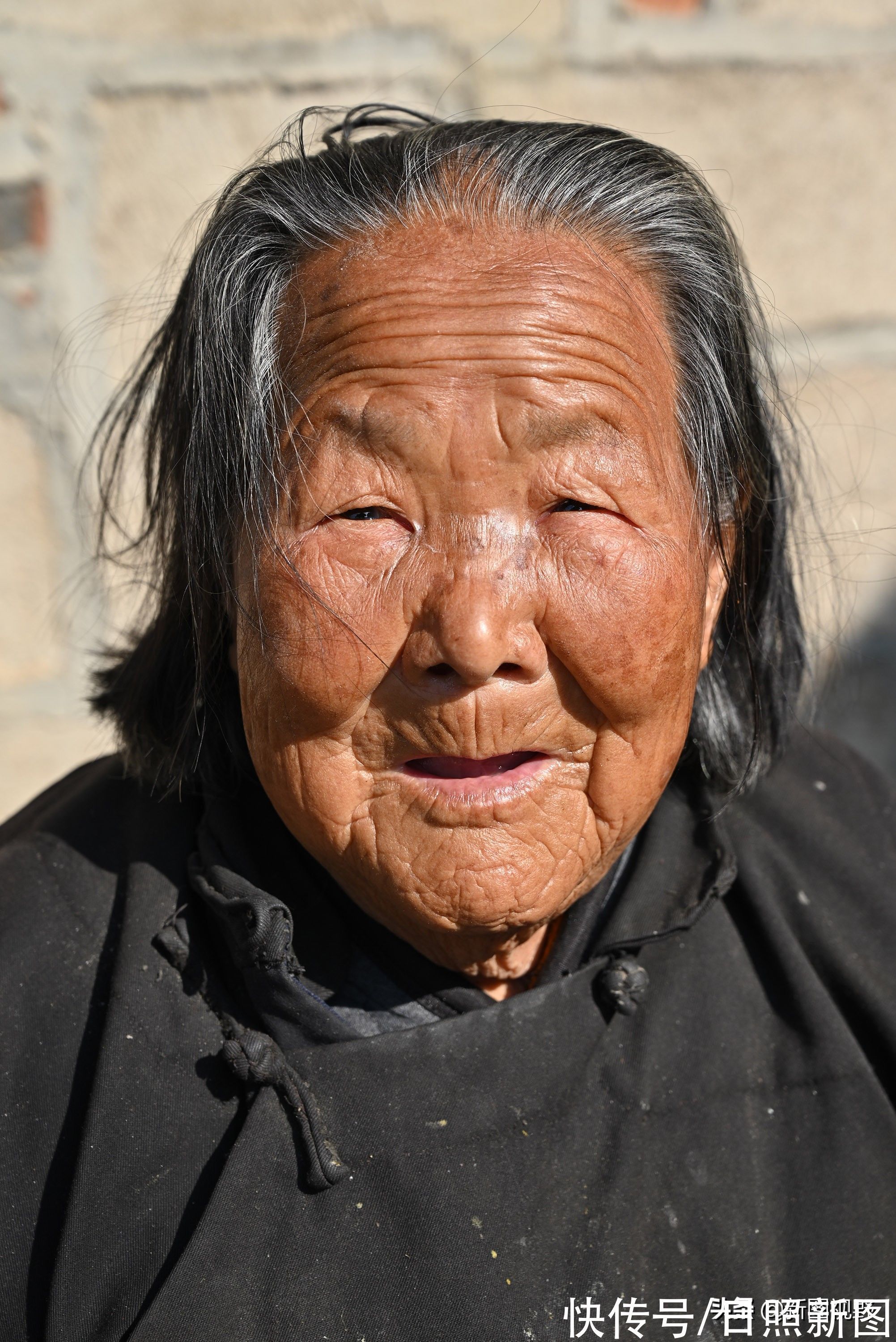 长寿|100岁奶奶,饭前习惯特殊,至今满头黑发,看长寿秘诀是啥