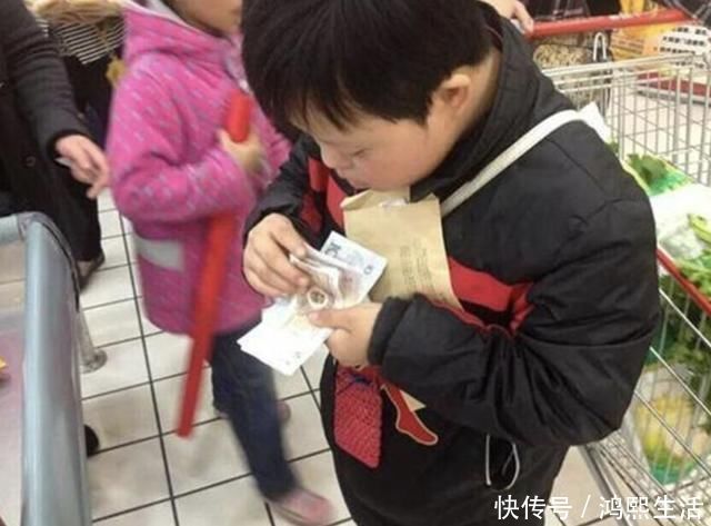 变形金刚|6岁儿子买1袋盐花了50元,宝妈上门讨说法,收银员:自己看监控