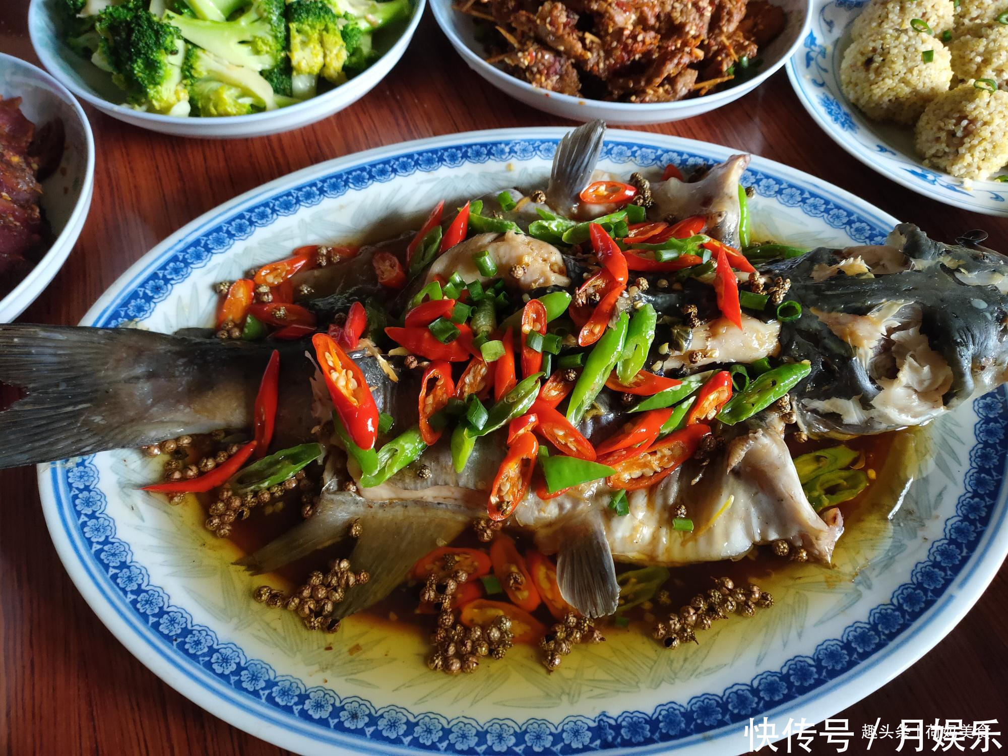 晒晒娘家的年夜饭,妈妈做了8菜1汤,简单又家常,全是妈妈的味道