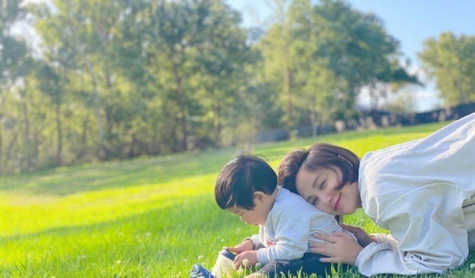 張歆藝曬餃子和兒子玩的照片，夸餃子是個好姐姐