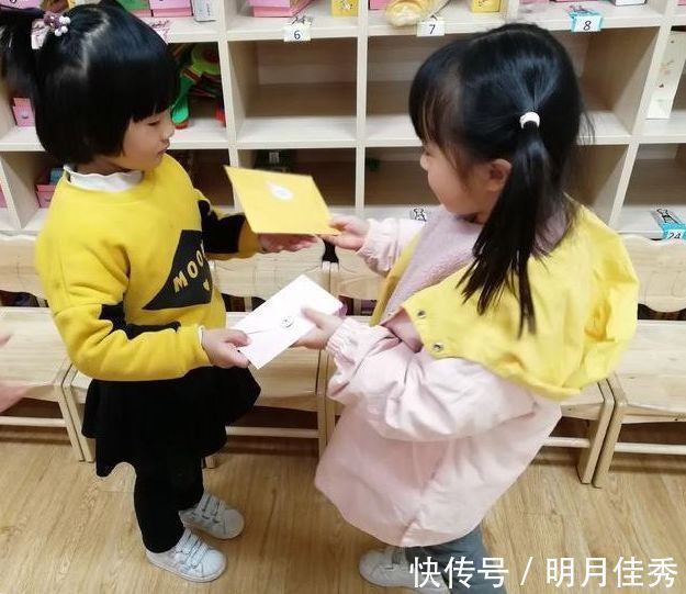 废纸|孩子幼儿园互换圣诞礼,近千元文具换回废纸人,查完价格家长傻眼