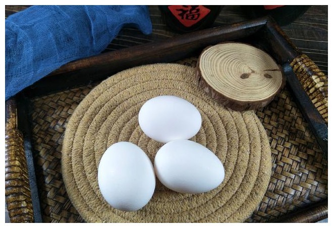 买鸡蛋，是选红壳的还是白壳的养鸡户告诉你，别再买错了