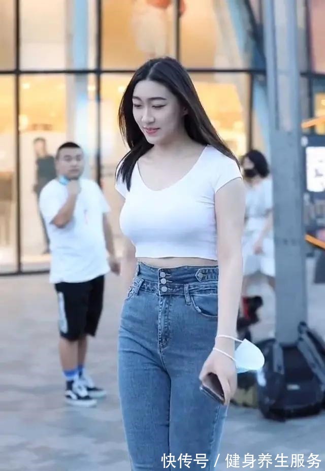 牛仔裤 蓝色打底裤搭配时尚白色上衣，去凹造型，打造女生界的泫雅风！
