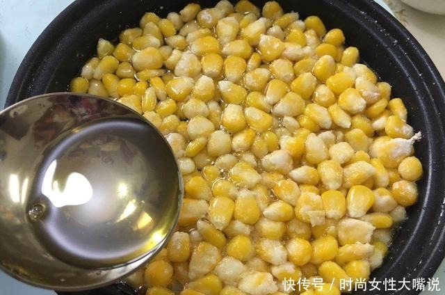 玉米烙的家常做法,金黄酥脆,入口香甜,一上桌就被抢光光