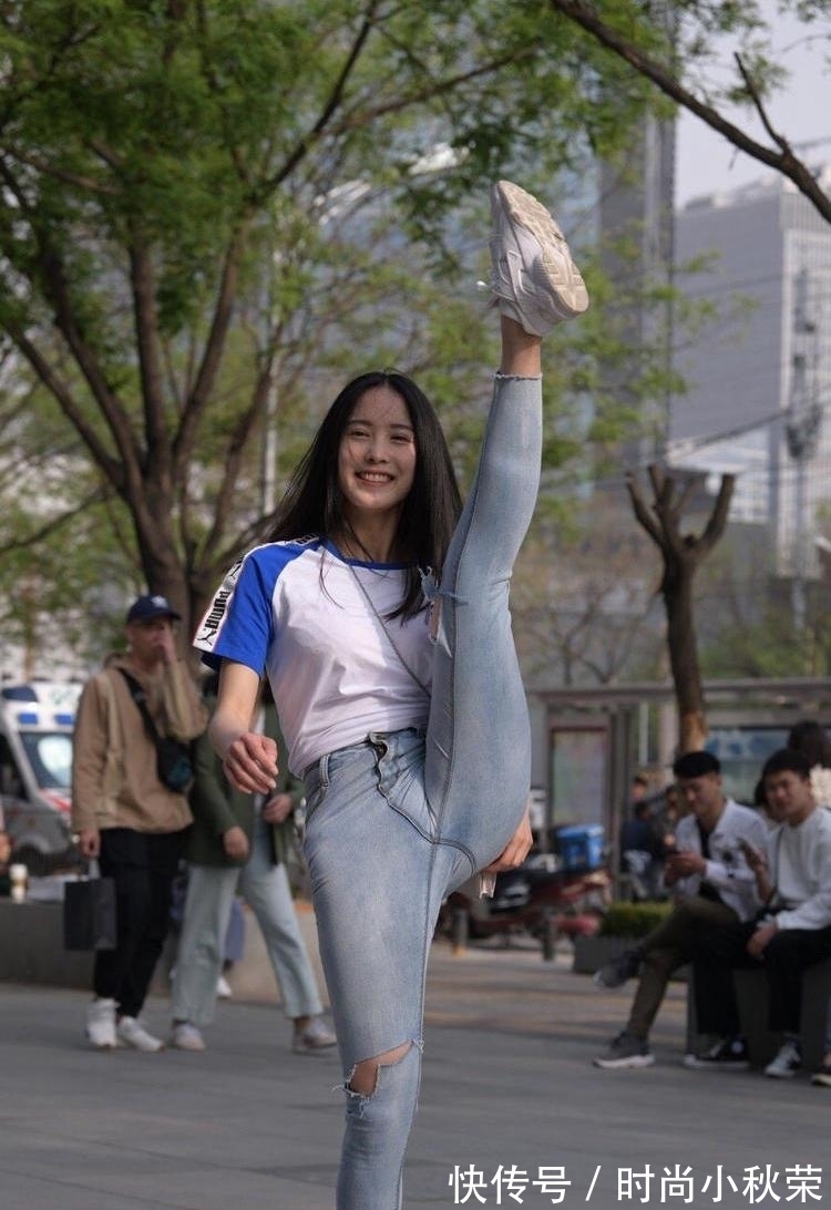 牛仔裤|街上展示一字马的牛仔裤少女,不怕男友回家揍你吗?