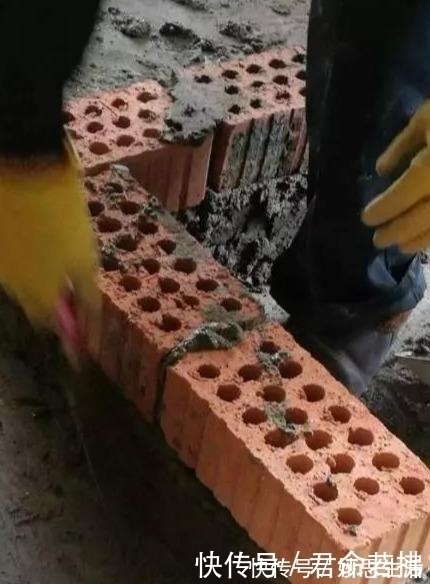 73平|师傅在卫生间砌半堵墙,邻居看后竟赖着不走,非要师傅去她家装