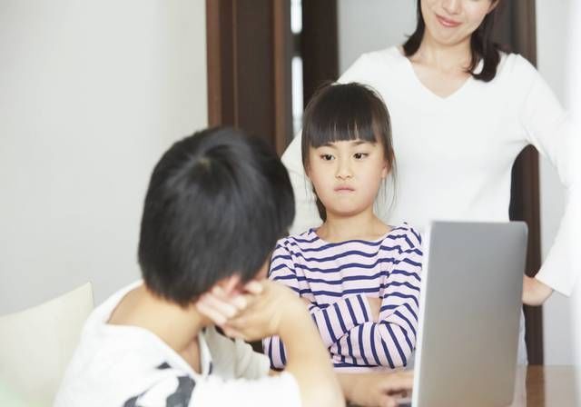 矛盾|六岁姐姐打哭三岁弟弟,网上一片称赞:教育方式堪比教科书范本