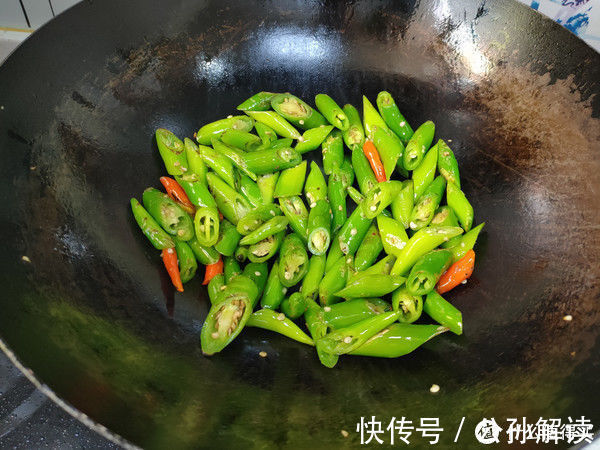 做辣椒炒肉,先炒辣椒还是先炒肉?不少人搞错了,难怪不香不好吃