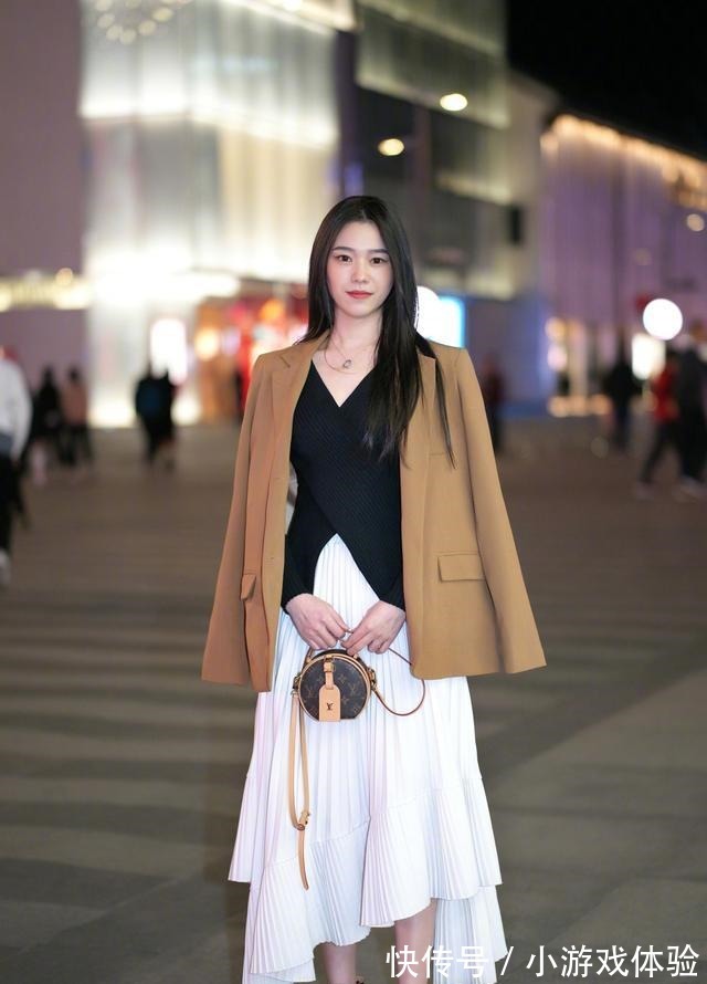 颜色 收起厚重的长大衣吧，开春流行“短外套+内搭”，时髦洋气又显高！