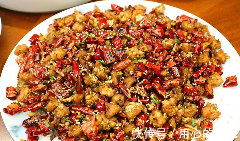 辣子鸡腿吃起来外焦里嫩,鸡卷咸鲜适口,桃仁酥脆