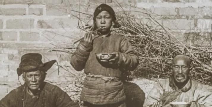 北大|清末罕见老照片：穷人家的妇女衣不蔽体，百年前的北大女学生！