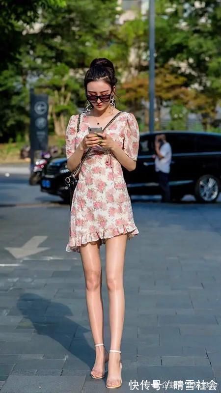 时尚 街拍高跟凉鞋带来时尚美女的不凡气质,清爽可人潮流范十足