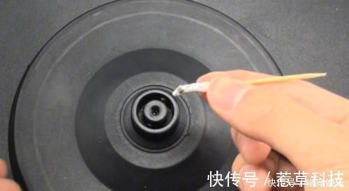 今天才知道，电热水壶上插根牙签，一年省下好几百，真的太聪明了