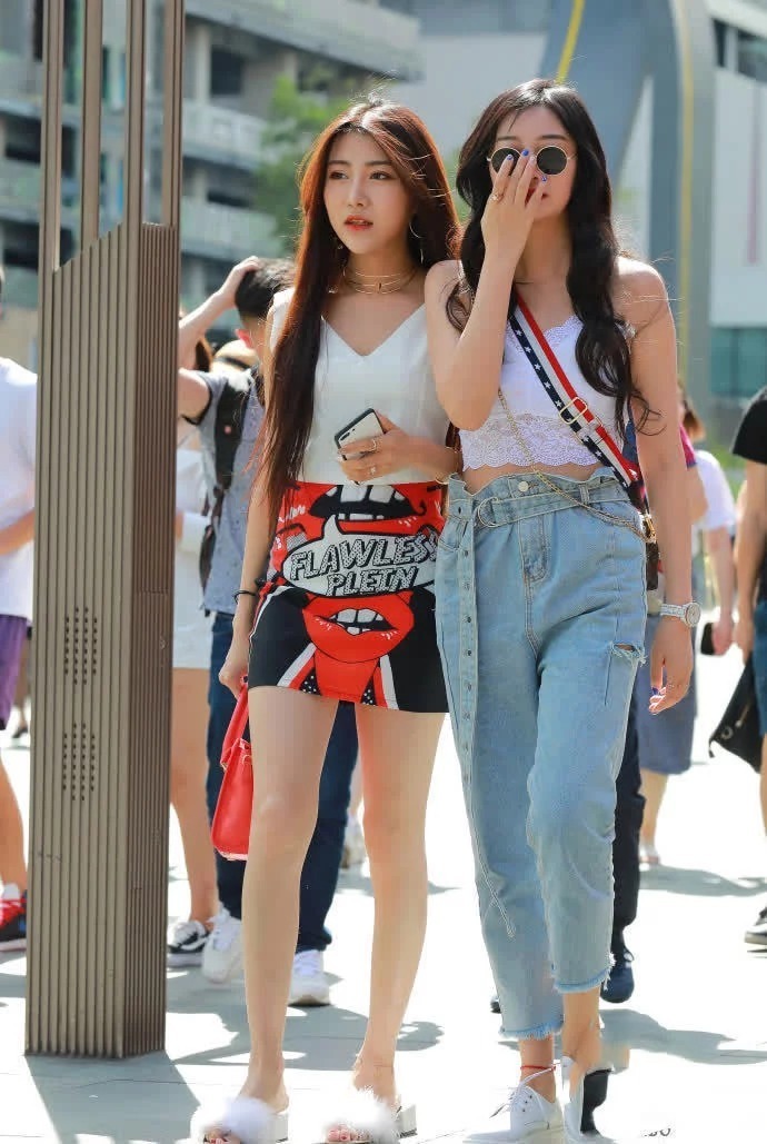 紧身裤 气质魅力美女,身穿蓝色牛仔裤,演绎出美丽的腿线