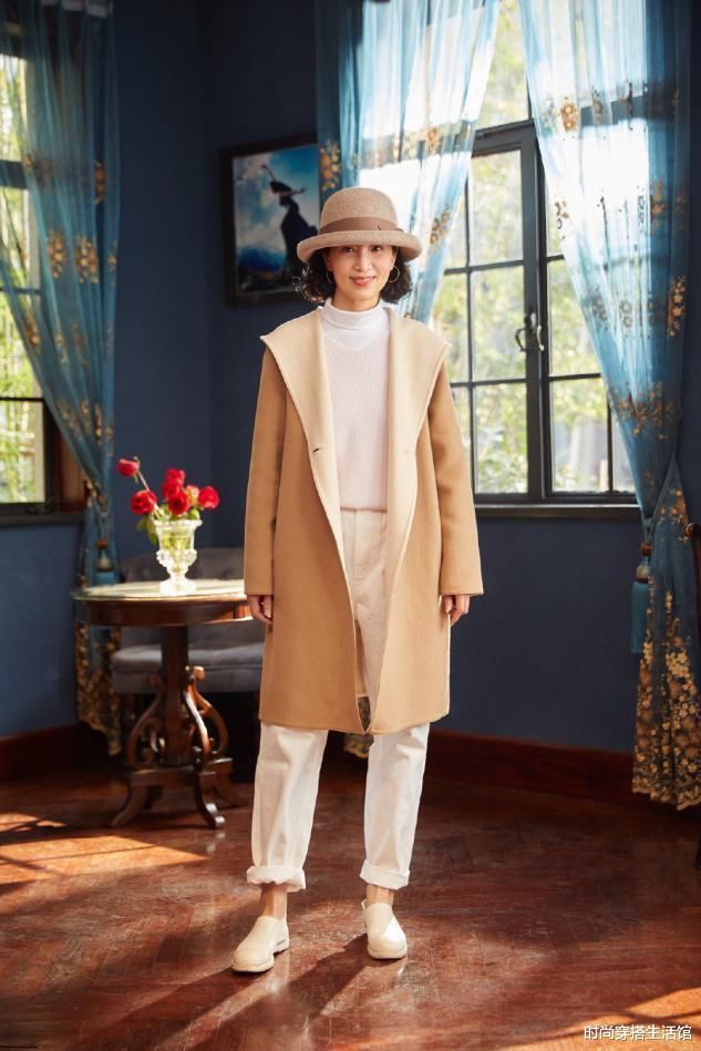 50岁女人,不管穿风衣还是大衣少配小白鞋,看三木妈妈就知道了