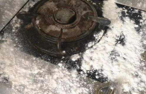 年老|煤气灶越擦越脏10年老保姆教你1招,撒点“它”,洁净如新