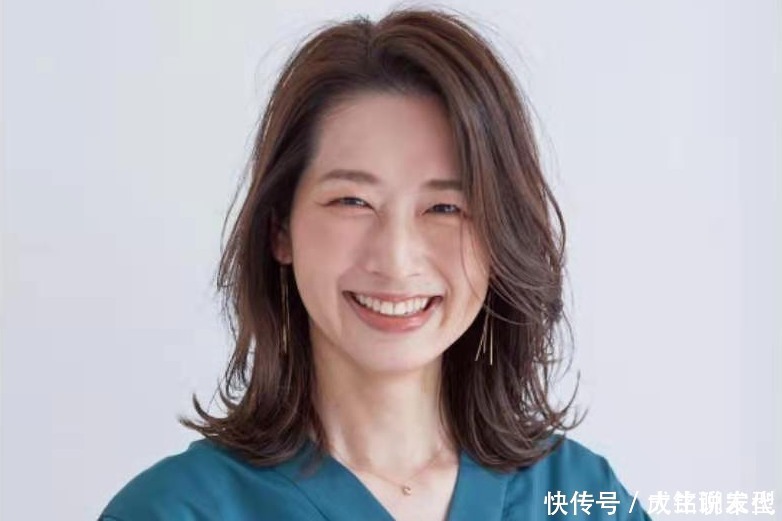 刘海|四五十岁女人烫什么发型洋气减龄?端庄大气的搭肩烫,时髦有气质