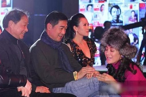 宁静当年蹲在张国立脚边说话,表情谄媚,一旁的章子怡满脸不屑