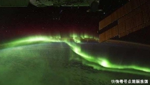 地球版 看过地球上绝美的极光,那你见过土星和火星上的吗?