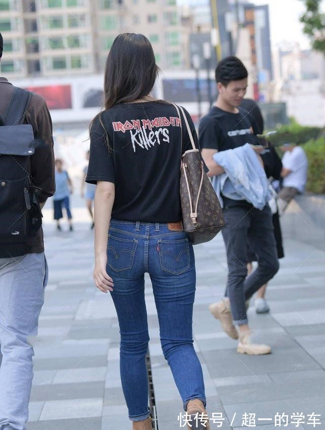 靴子 休闲随性的穿搭以简单为主,短袖配牛仔裤简约时尚!