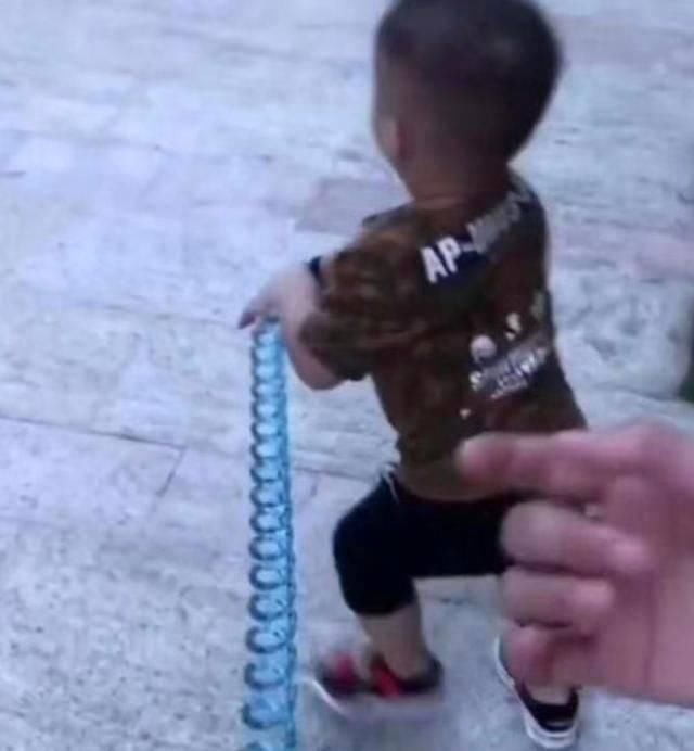 绳子|宝宝被妈妈用绳子牵着,遇到邻居牵着小狗,随后宝宝的举动太萌了