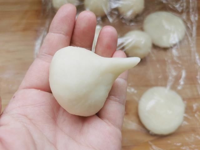 面粉中倒入开水搅一搅,做出来的糖糕个个空心鼓大泡,外酥里软