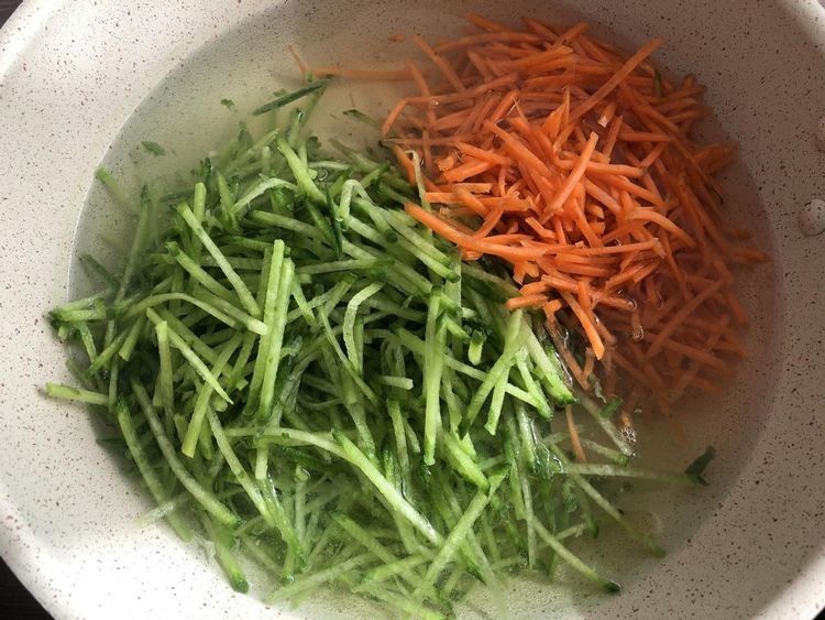 炸丸子的老做法,外酥里嫩,放上一宿也不硬,营养又解馋